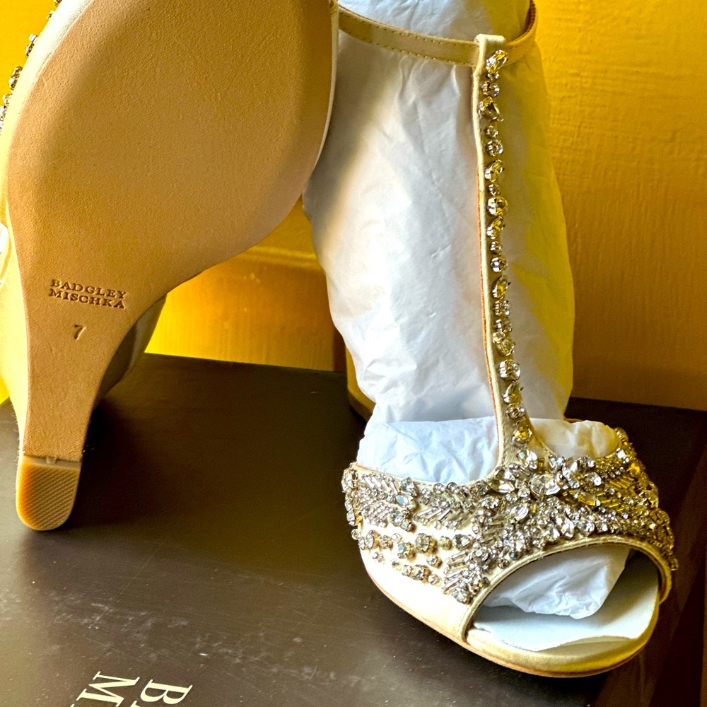Badgley Mischka wedge shoes in a satin ivory size 7 brand new